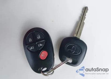 2012 Toyota Sienna Le 8 Passenger z USA, uszkodzony, nr VIN 5TDKA3DC1CS009352